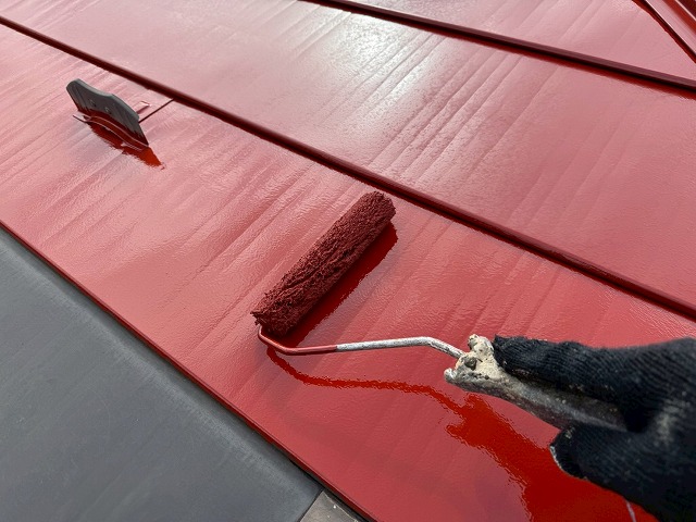 土浦市で色あせやサビが見られた金属屋根への塗装工事、サビ止め塗料による下塗り工程