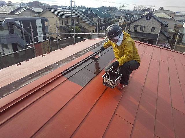 土浦市でラジカル制御型シリコン樹脂塗料を用いた金属屋根塗装の中塗りの様子