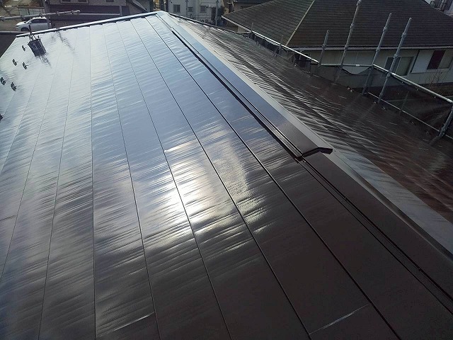 土浦市の金属屋根塗装最終仕上げ、「エスケープレミアムルーフSi」による上塗り工程