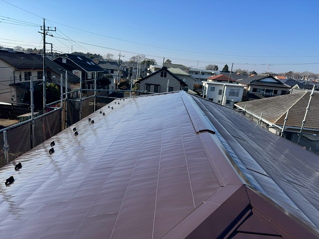 土浦市にて劣化で傷んだ金属屋根への塗装工事が完成、色ツヤが整った高品質な仕上がり