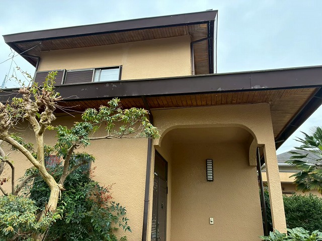 土浦市のモルタル塗り外壁の現場調査、ひび割れや塗膜剥がれなどの著しい劣化を確認