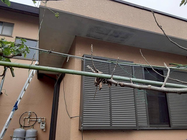 住宅の現場調査で軒天の色あせを確認