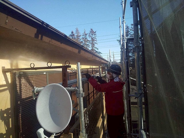 土浦市にて実施するモルタル外壁および付帯部への塗装工事の足場設置と高圧洗浄の様子