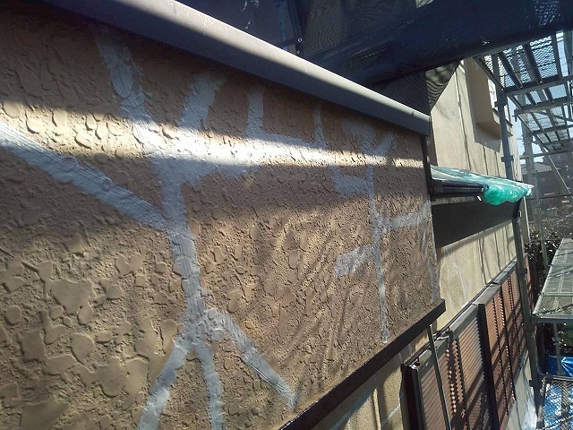 土浦市で経年劣化によりひび割れや塗膜の剥がれが生じたモルタル外壁の補修