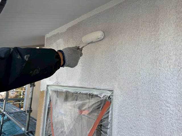 土浦市のひび割れが目立つモルタル外壁への塗装、微弾性フィラーを用いた下塗り