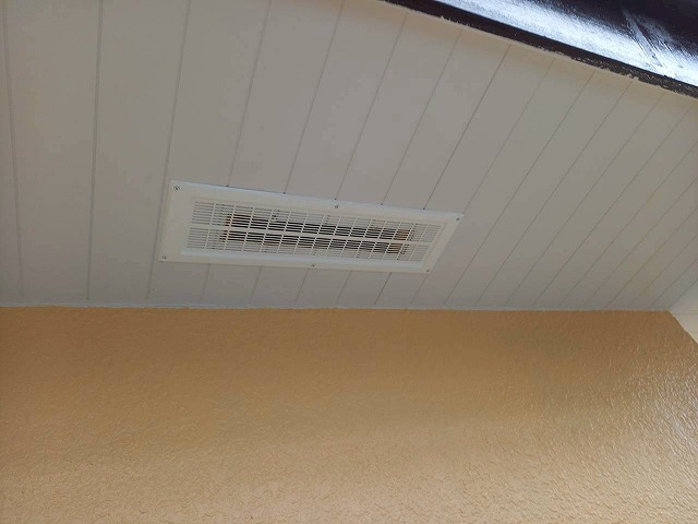土浦市の住宅で軒天塗装、屋根裏の空気環境を整える換気口も同時に取り付け