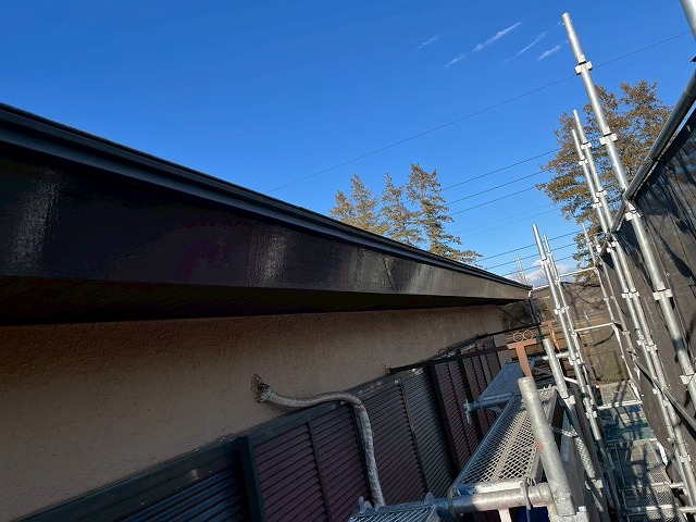 土浦市にて塗膜が剥がれていた木製鼻隠しへの塗装工程、雨樋交換とあわせて実施