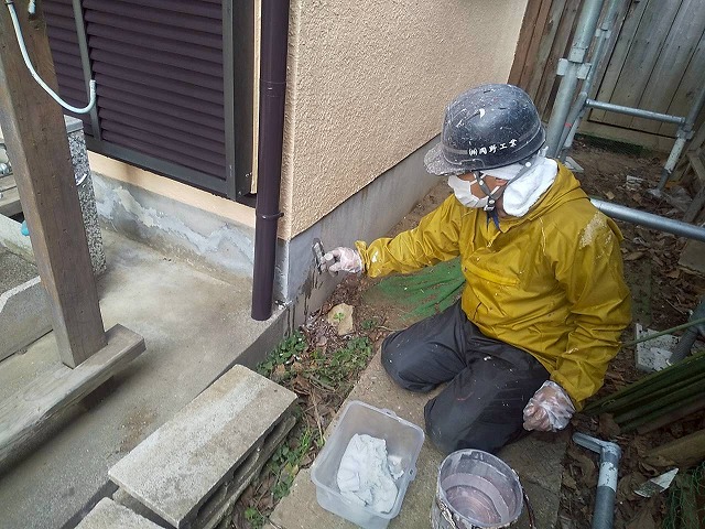 土浦市で建物基礎に施された化粧モルタルのひび割れ補修、浮き部分の除去工程