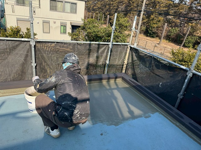 土浦市にて増築部分の陸屋根への防水工事、下地を整えるノロ引き工程の様子