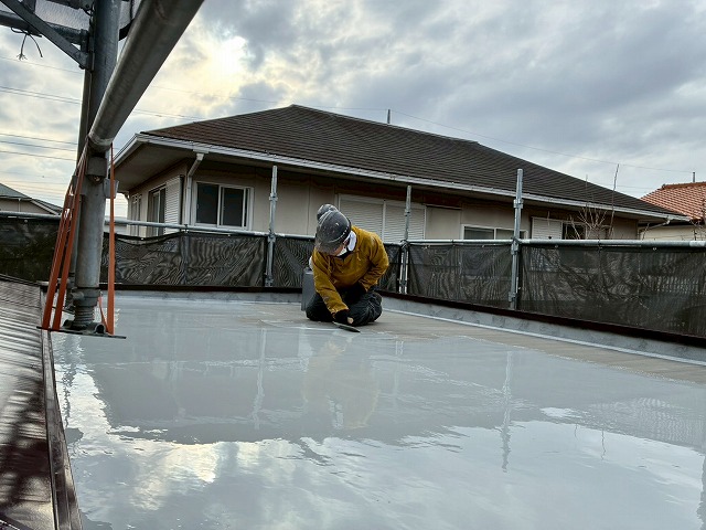 土浦市の住宅陸屋根へのウレタン塗膜防水工事、防水材の重ね塗りで新たな防水層を構築