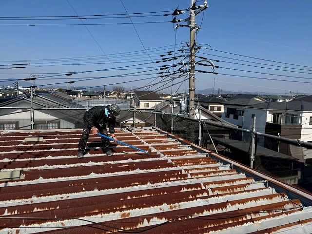 石岡市で広範囲にサビが進行したアパート折板屋根の塗装工事、下地を整えるケレン処理