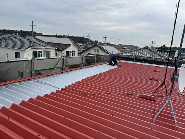 石岡市の折板屋根塗装、塗膜の厚みを確保しつつ上塗りの性能を引き出す中塗り工程