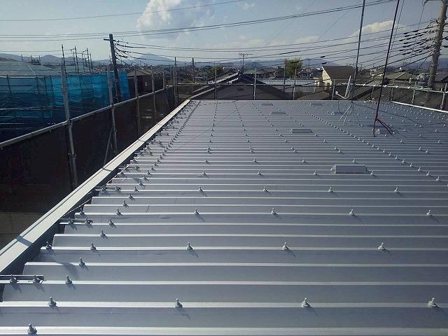 石岡市のアパート屋根塗装、折板屋根のボルト劣化を予防するボルトキャップの取り付け