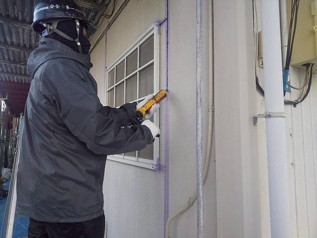 石岡市で劣化が進行したサイディング外壁の目地コーキングの打ち替え工程