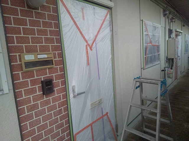 石岡市のアパート外壁塗装工事のムダを省き仕上がり品質の向上を図る養生作業