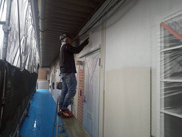 石岡市にて仕上がり性を高める「サーフエポプレミアム」を用いた外壁塗装の下塗り