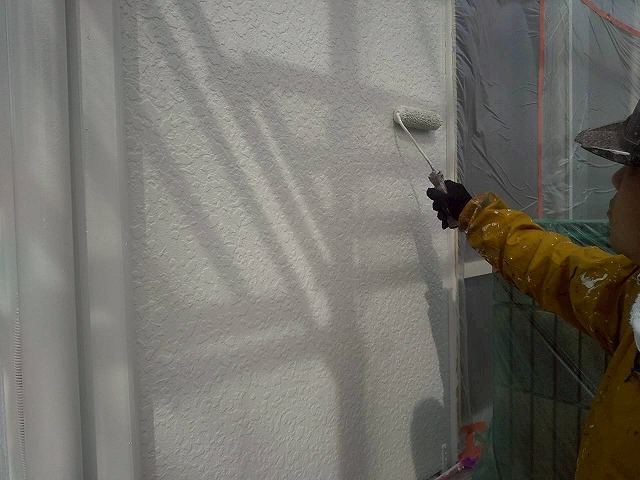 石岡市でアパートの外壁塗装、クリーンマイルドシリコンの中塗りで仕上がり強化