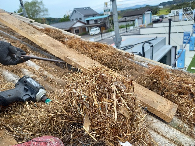 貸倉庫の屋根の一部に施されていたトタン屋根の木下地を撤去