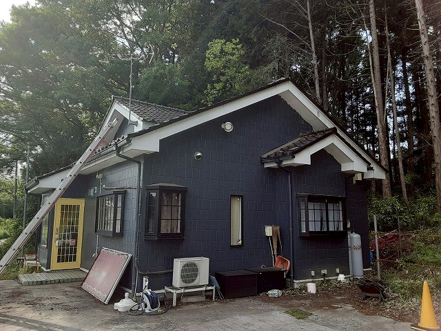 石岡市の倒木の影響で破損した屋根の応急処置と火災保険を利用した屋根修理の進め方