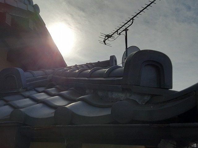 雨漏り修理のために屋根葺き替え工事を行う入母屋屋根の住宅