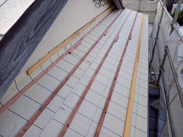 屋根葺き替え工事の下屋根部への瓦残取り付けが完了