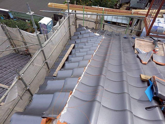 屋根葺き替え工事の箕甲部掛瓦設置工程の完了状況