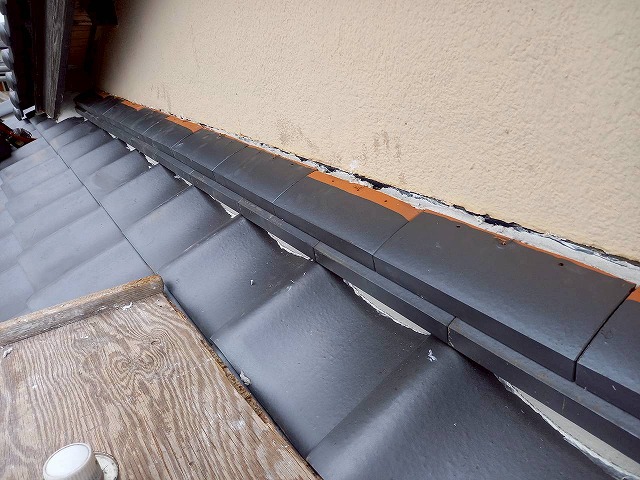 屋根葺き替え工事で下屋根と外壁との取り合い部へののし瓦2段目設置が完了