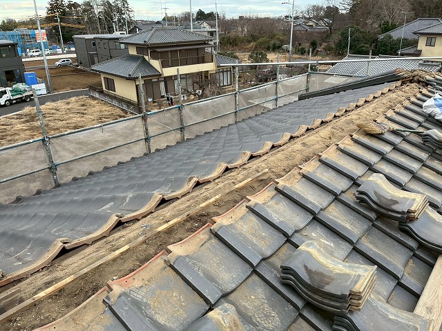 屋根葺き直し工事の棟瓦を解体して清掃が完了した状況
