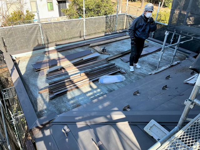 雨樋交換工事で取り外した樋隠しの部材