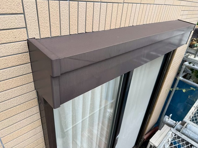 全体に色あせが見られるシャッターボックスの劣化状態