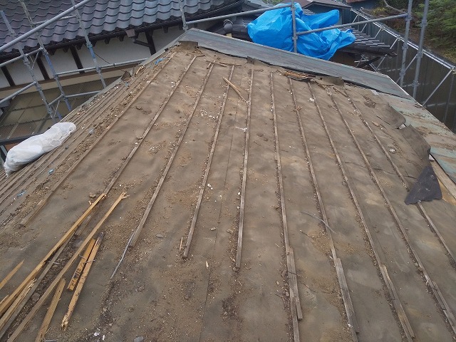 屋根葺き替え工事です瓦の撤去が完了した平屋戸建て住宅