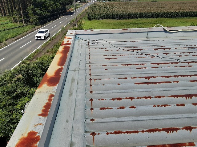 折板屋根のボルトやパラペット笠木が著しくサビている状況