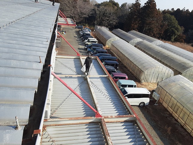 倉庫建物の雨樋清掃メンテナンスで下屋根部の作業が完了