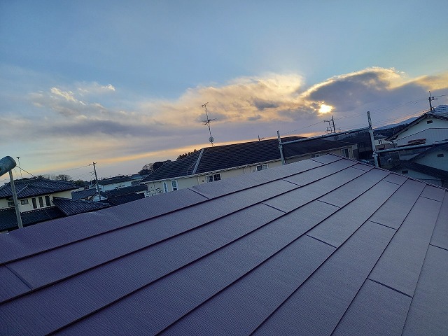 土浦市で屋根の棟や下屋根などへ設置する板金役物の下地となる樹脂製貫板の取り付け