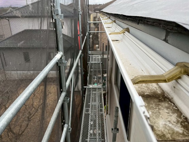 劣化した既存の雨樋を取り外す撤去作業の開始状況
