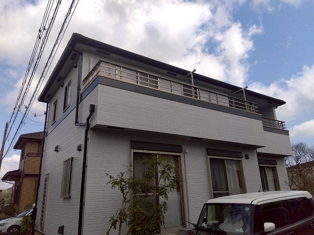 外壁塗装工事完成後の明るいグレーで統一されたサイディング外壁の仕上がり状況