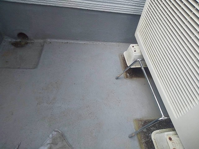 FRP防水面へアセトン拭きを施す前のベランダの状況