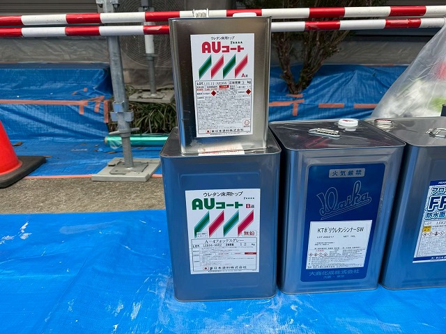 ベランダ防水トップコート塗り替えメンテナンスで使用する「AUコート」の塗料缶