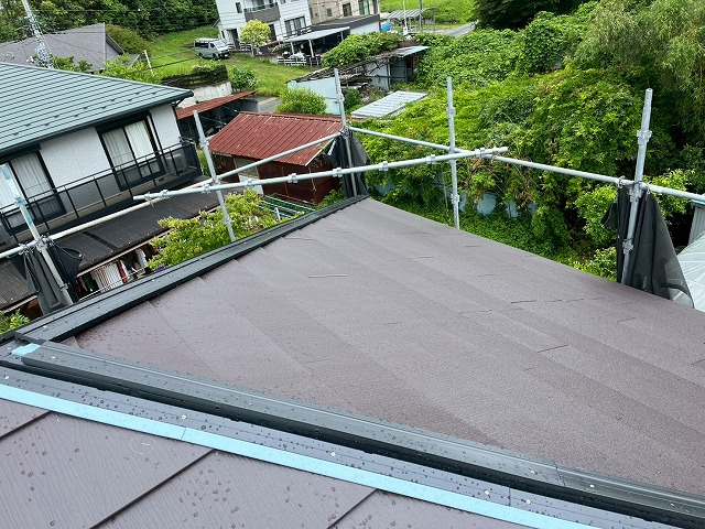 棟部に腐食しにくい樹脂製貫板を取り付けてビスで固定している施工の様子