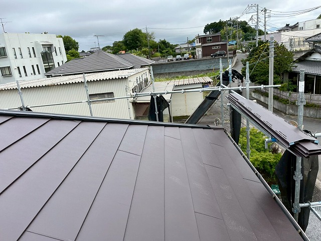 隅棟への専用役物設置前のスーパーガルテクト屋根全体の状況