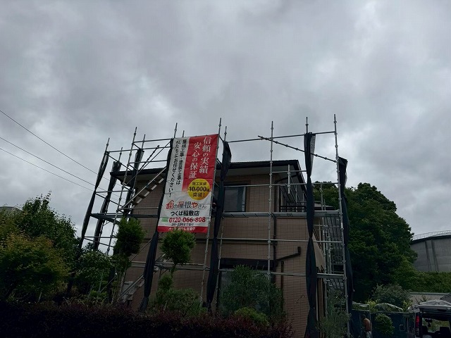付帯部塗装工事のために設置された足場の様子