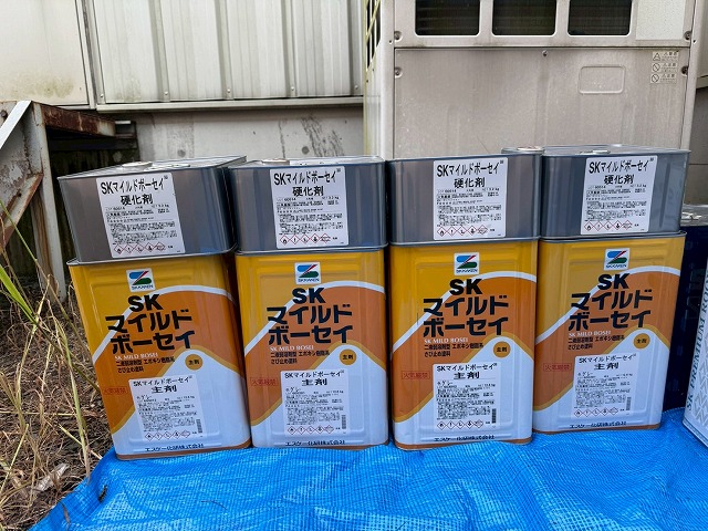 SKマイルドボーセイの主剤缶と硬化剤缶が並べられた様子