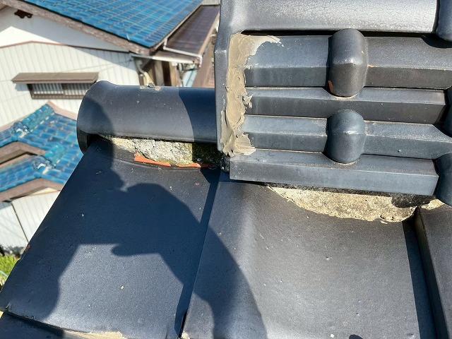 屋根の棟部で変色し、一部が欠けている漆喰の状態
