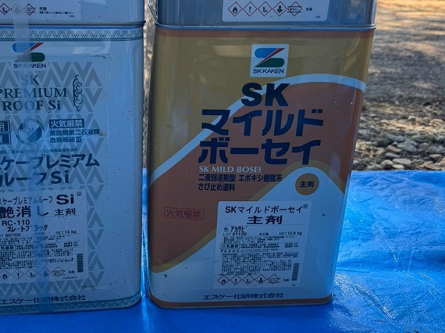 ゴルフ場施設金属屋根塗装工事で使用するサビ止め塗料「SKマイルドボーセイ」