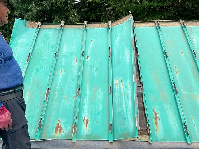 サビや劣化が目立つ三角屋根部分の瓦棒葺き金属屋根