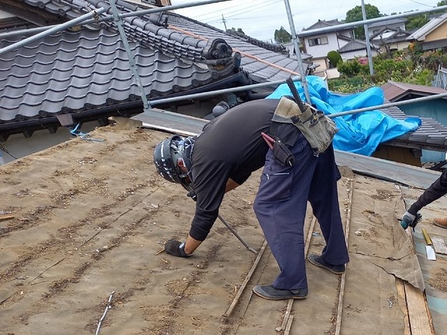 平屋戸建て住宅の屋根葺き替え工事で瓦桟の撤去を行う屋根職人
