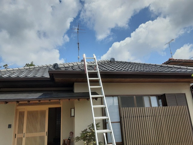 土浦市で平屋住宅の合板の軒天に劣化を確認、木部用塗料による塗装前の現地調査