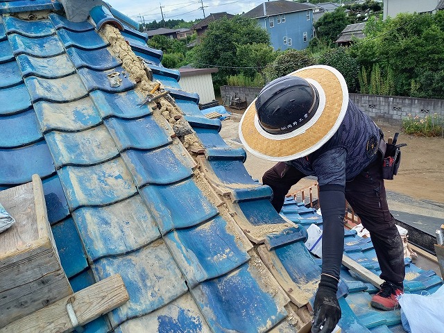 屋根の風切丸取り直しメンテナンスで丸瓦を取り外している屋根職人