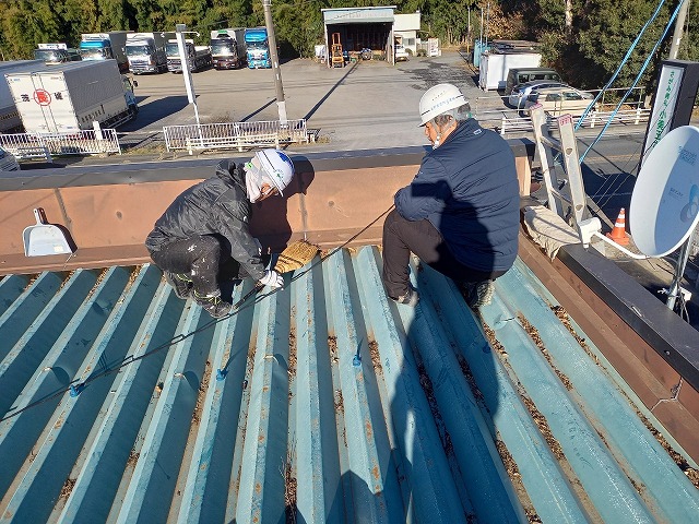 貸倉庫折板屋根塗装メンテナンス前に清掃を行う屋根職人