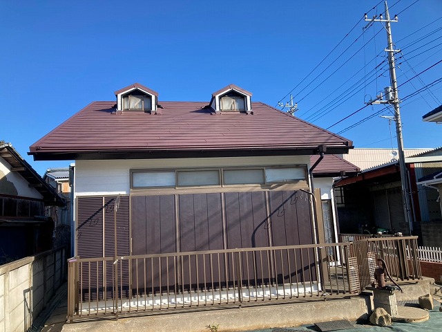 金属屋根を用いた屋根カバー工法リフォームの完成後の外観